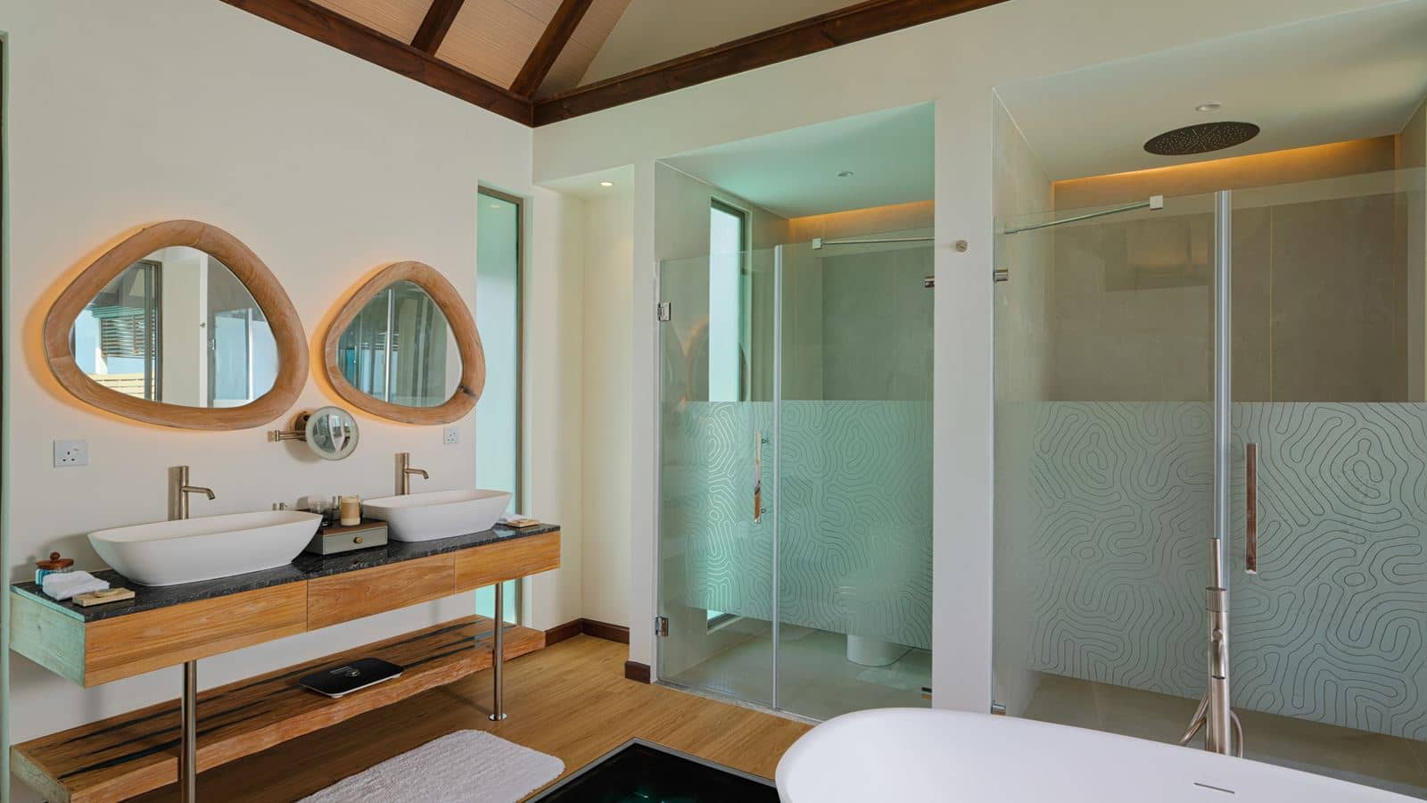 rooms-water-pool-suite-with-slide