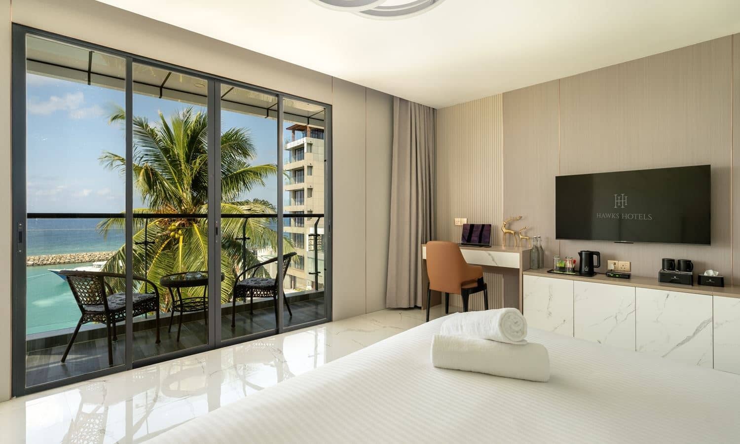 rooms-deluxe-room-sea-view-with-balcony