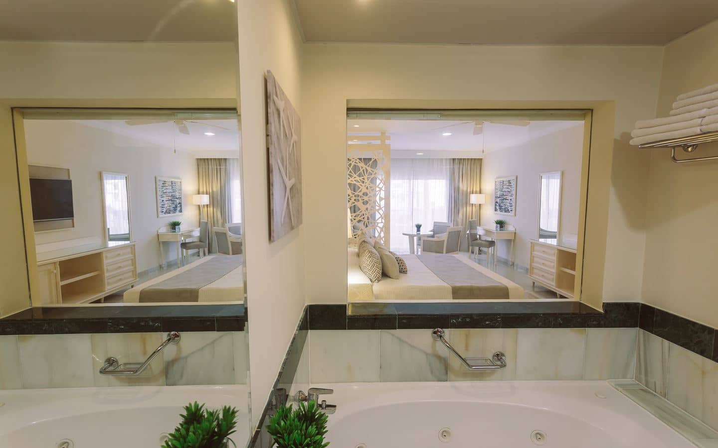 rooms-junior-suite-deluxe-castle-view