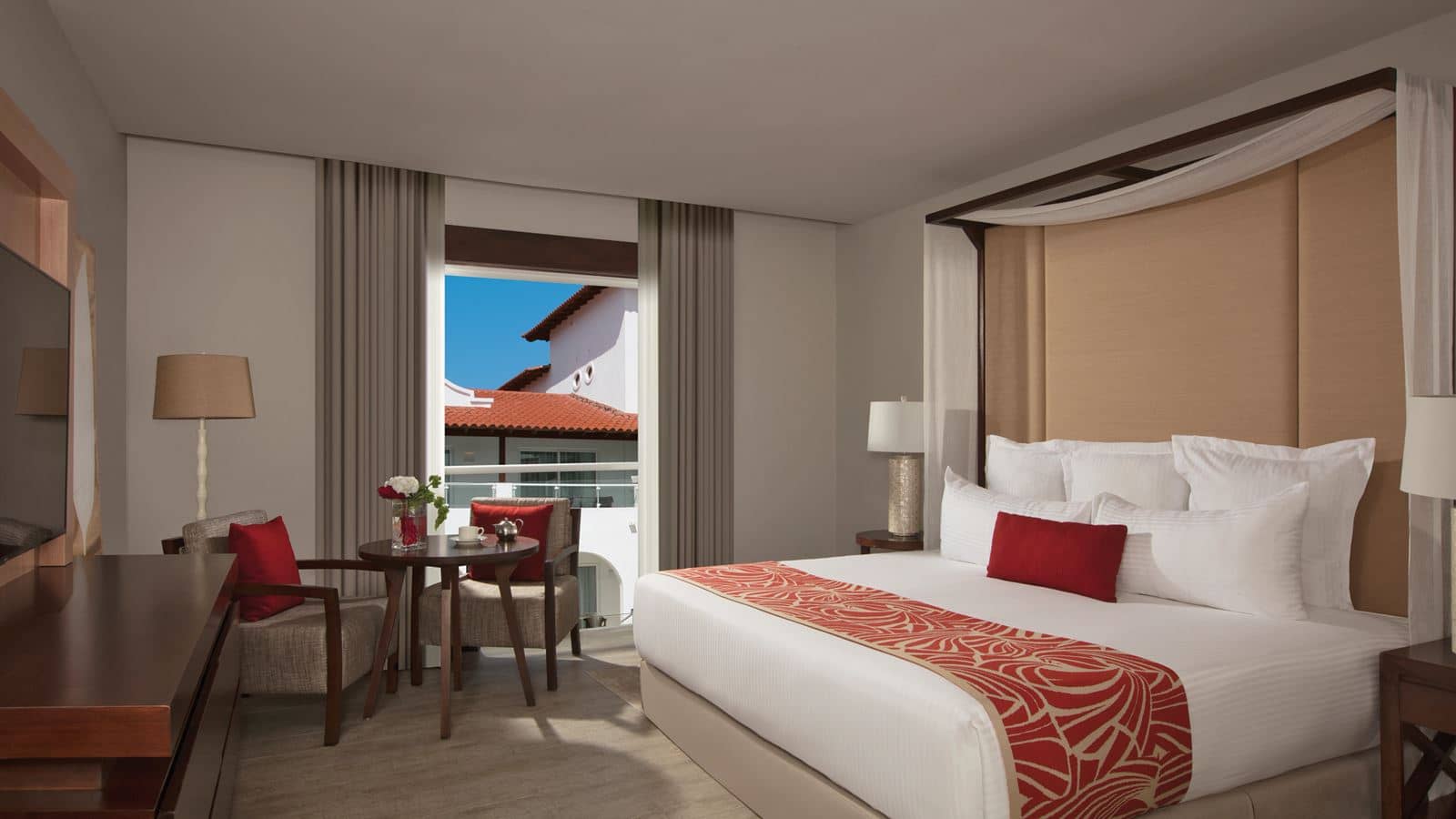 rooms-preferred-club-suite-tropical-view