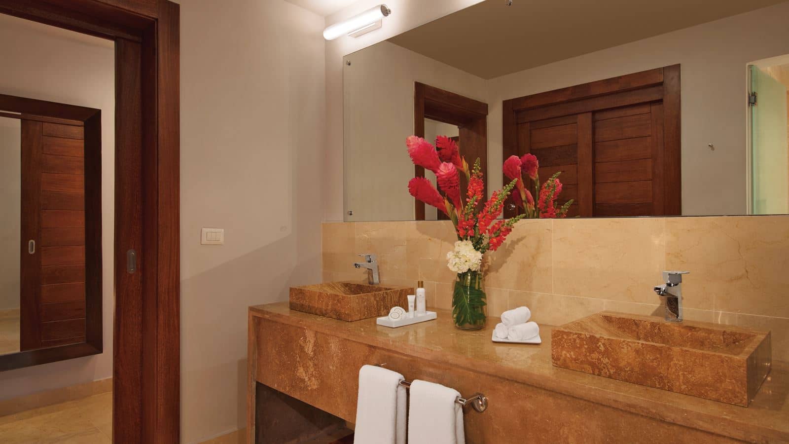 rooms-preferred-club-honeymoon-suite