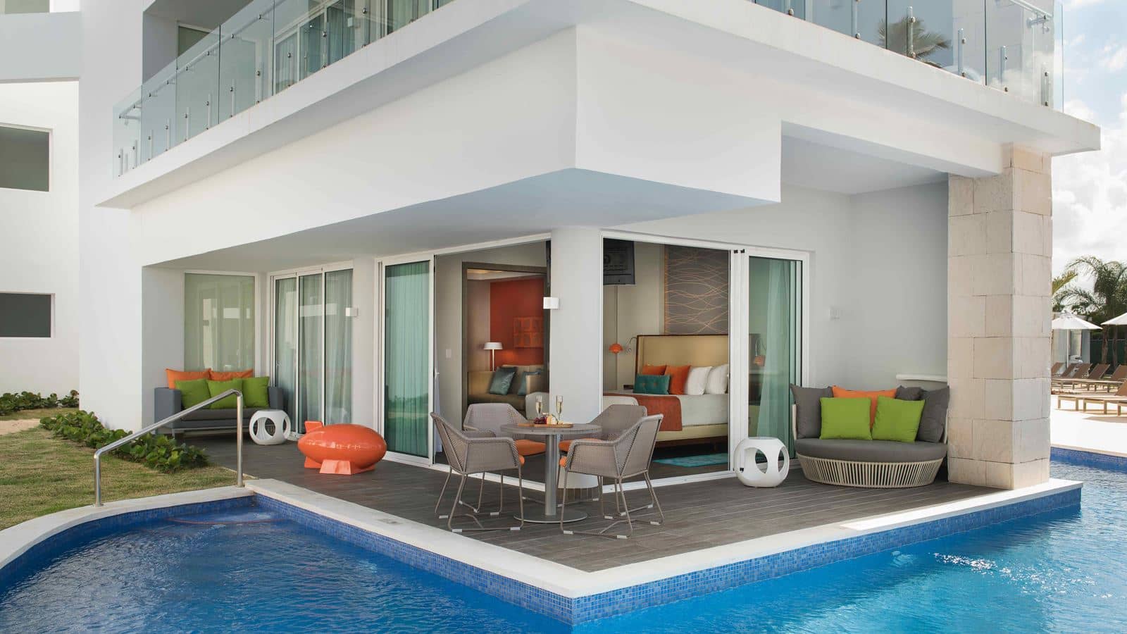 rooms-swank-wraparound-swimup-suite