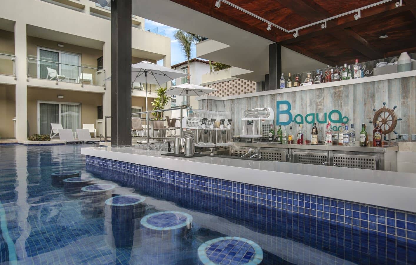 bars-b-aqua-swim-up-bar-at-the-pool