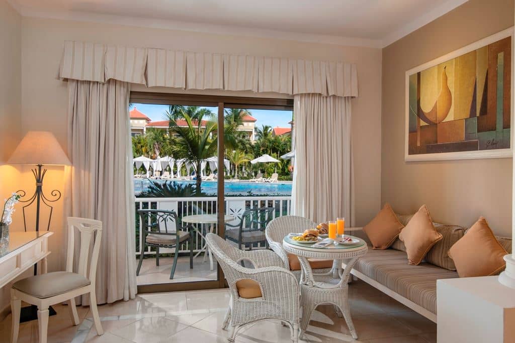 rooms-1-king-bed-pool-side-junior-suite