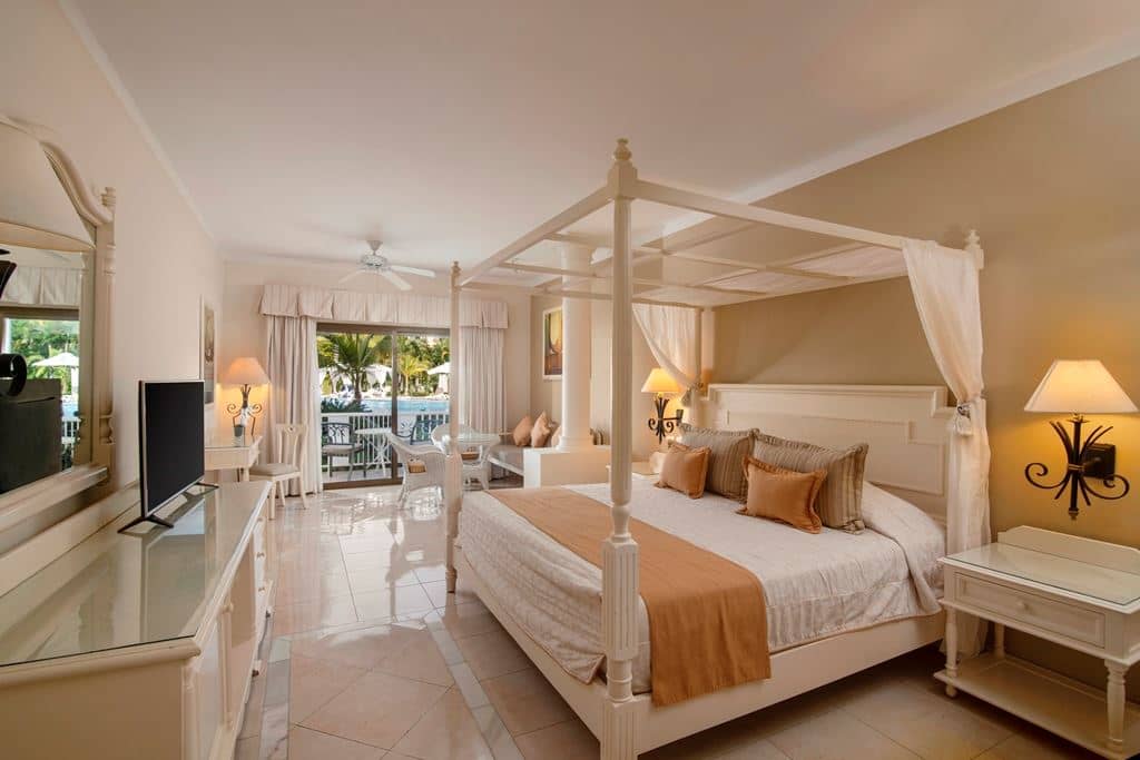 rooms-1-king-bed-pool-side-junior-suite
