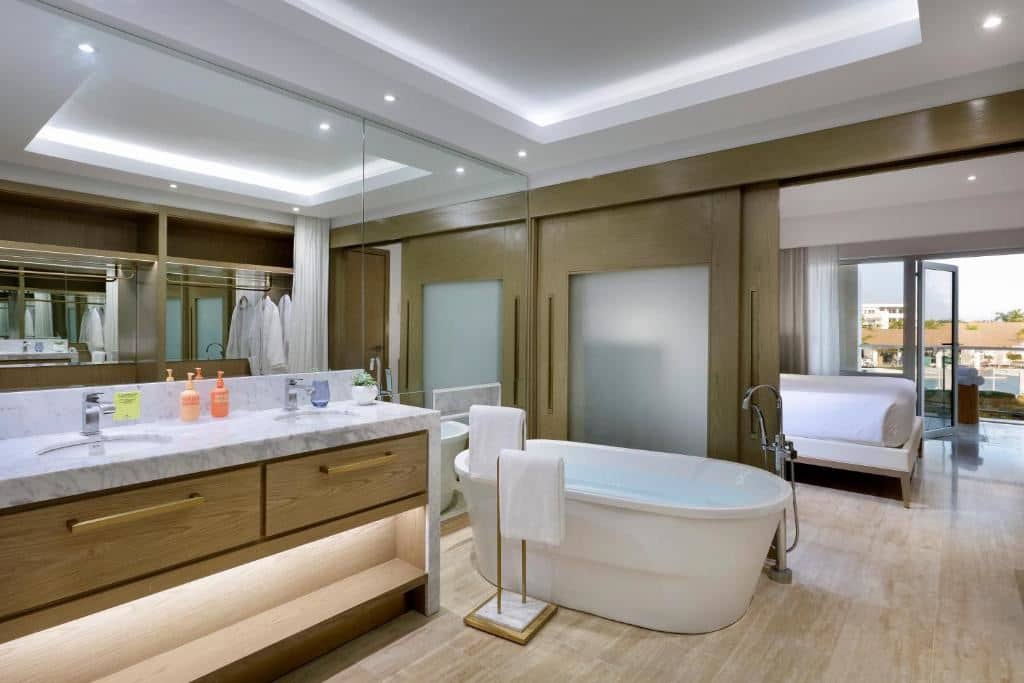 rooms-two-bedroom-master-suite