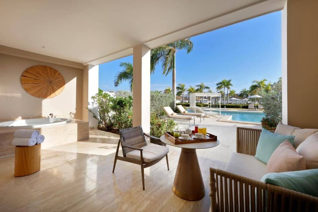 rooms-family-concierge-master-suite-swim-up