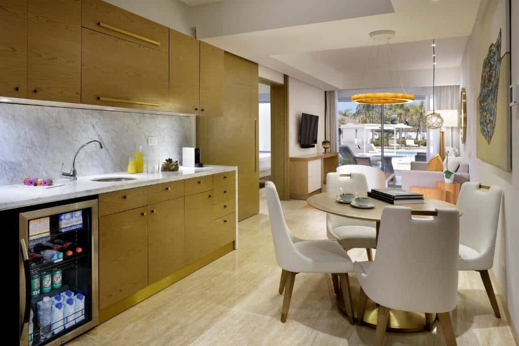rooms-family-concierge-suite-swim-up