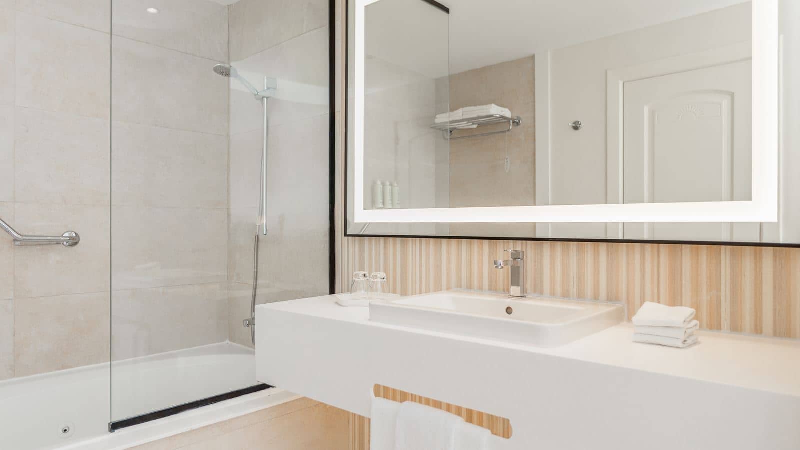 rooms-1-king-or-2-double-beds-junior-suite