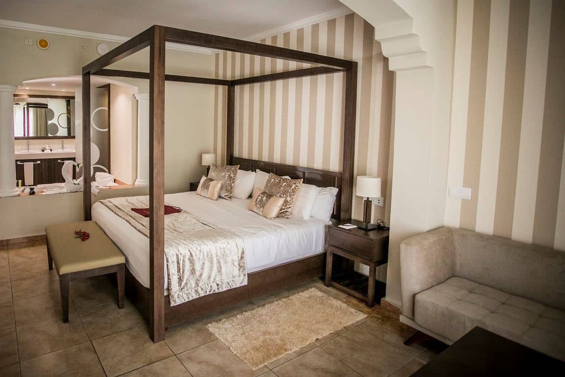 rooms-colonial-club-junior-suite-with-jacuzzi