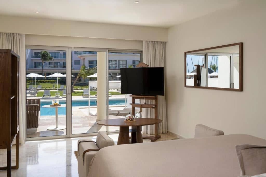 rooms-junior-suite-swim-up
