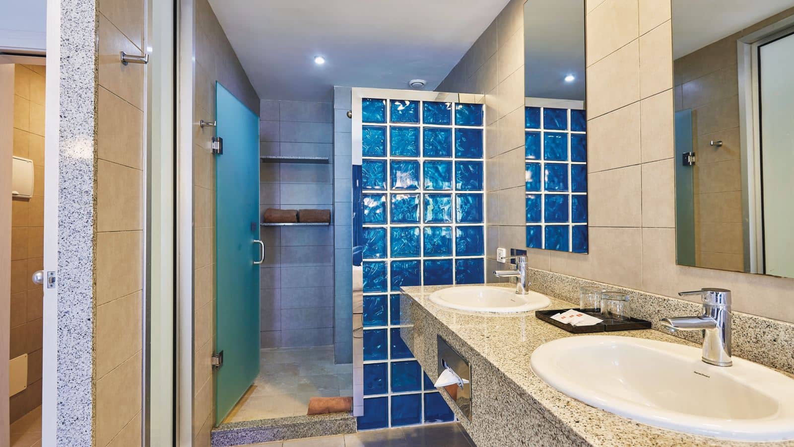 rooms-deluxe-room