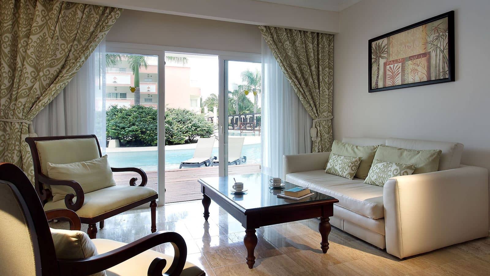 rooms-junior-suite-swim-up