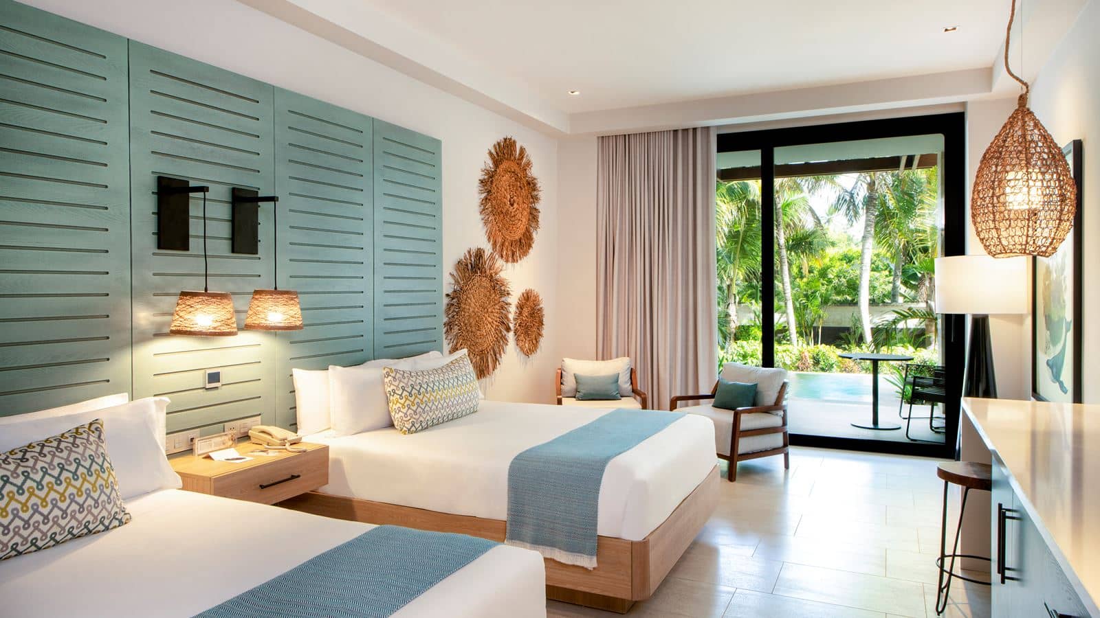 rooms-unique-queen--swim-up-junior-suite
