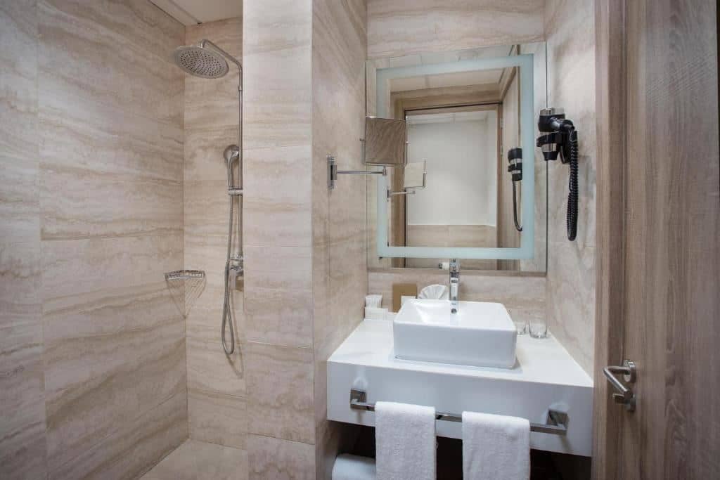 rooms-luxury-master-suite