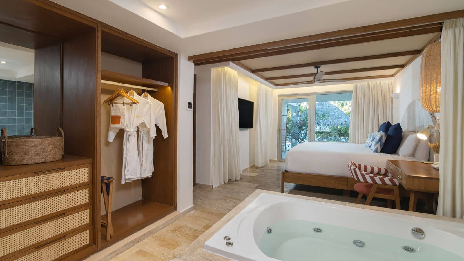 rooms-master-suite-zel-swimup