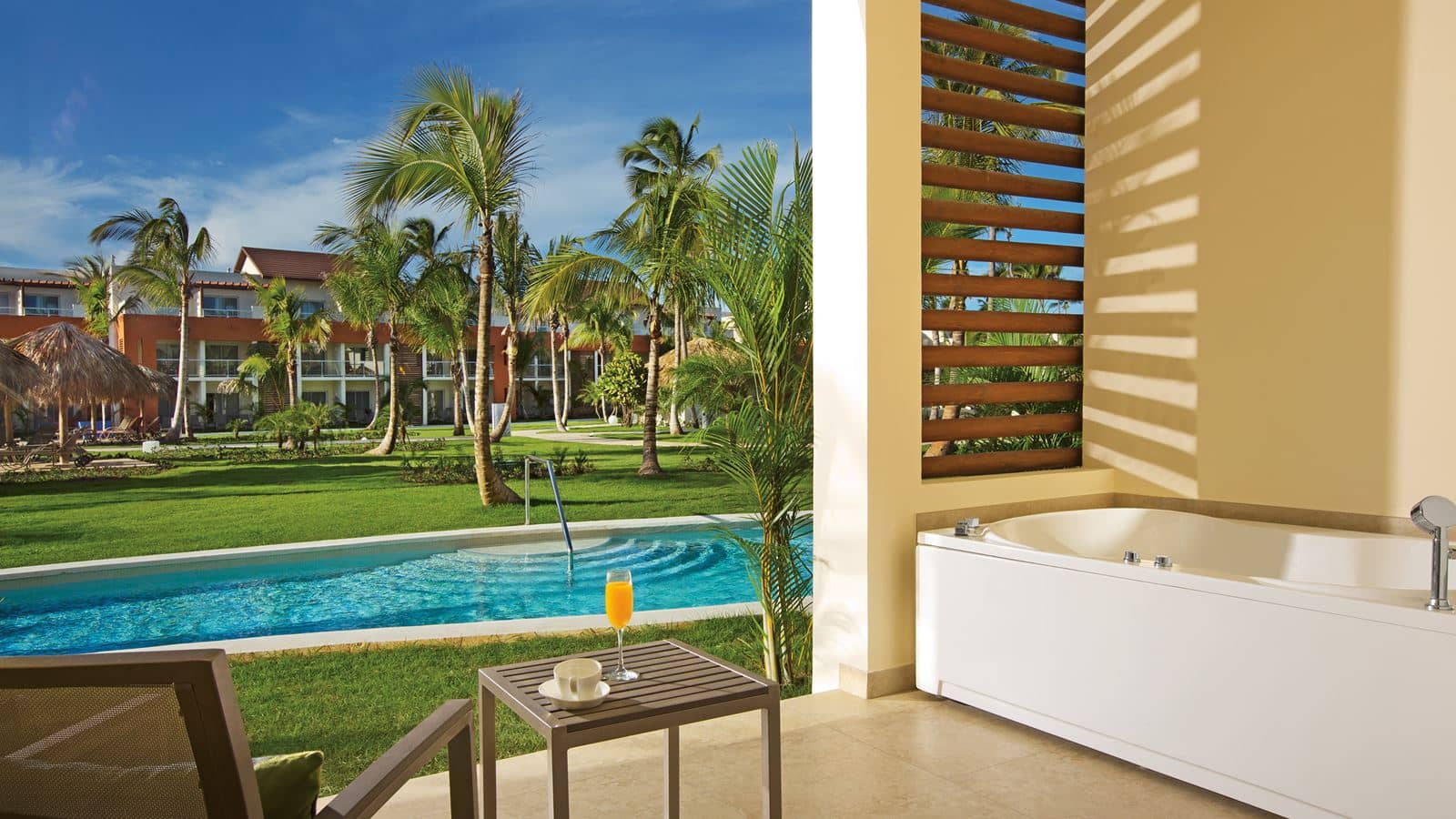 rooms-allure-junior-suite-swim-up