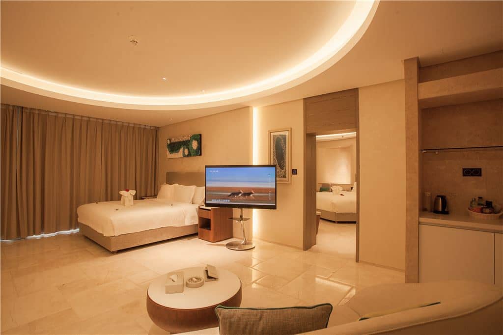 rooms-panorama-ocean-view-suite-two-king-beds-room