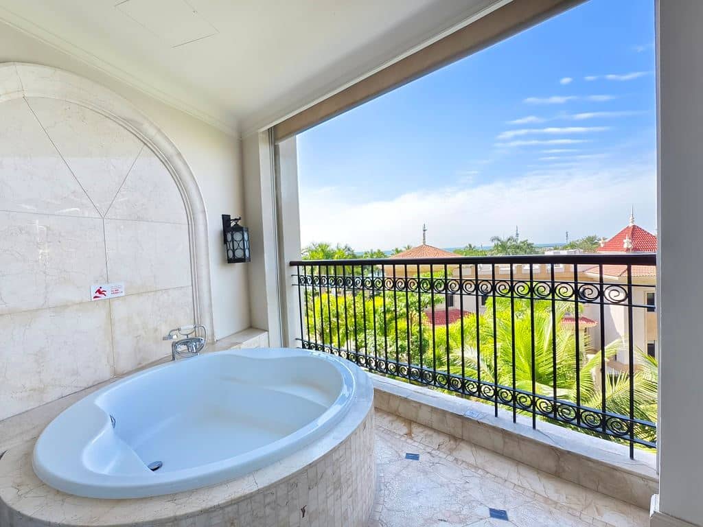 rooms-crowne-plaza-garden-sea-view-room