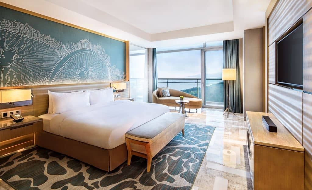 rooms-deluxe-ocean-view-kingqueen-bed-room