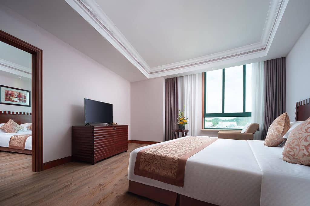 rooms-deluxe-family-room-mountain-view
