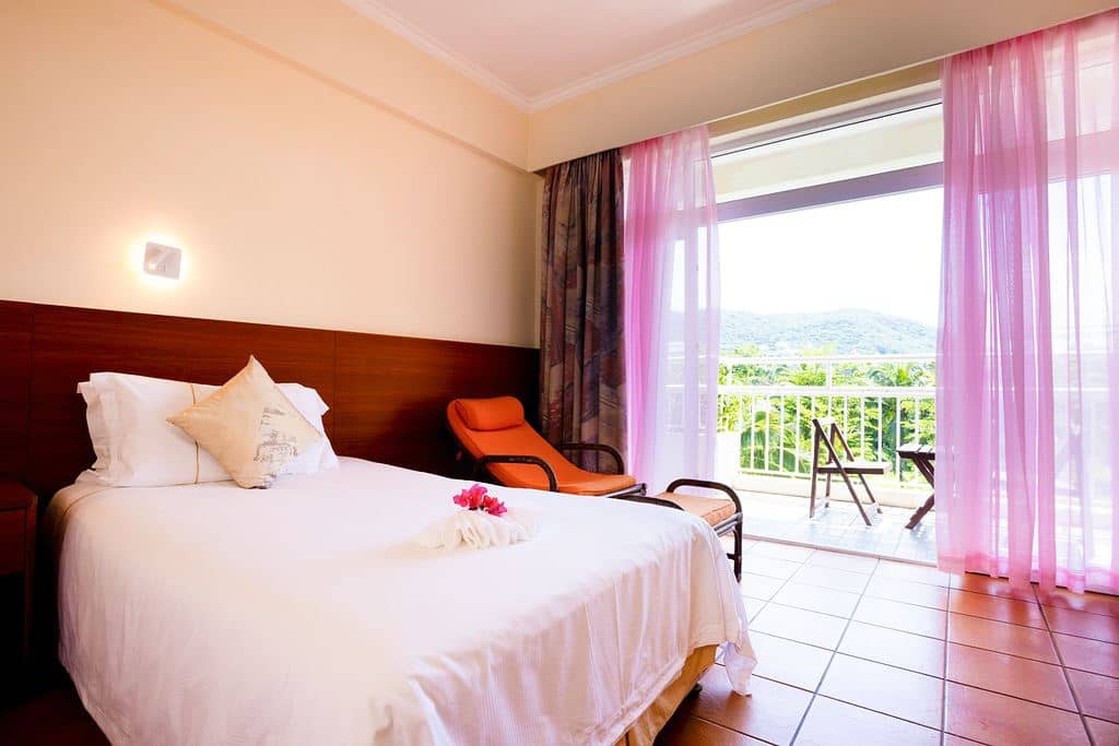 rooms-garden-view-room-with-balcony-twin--queen-bed