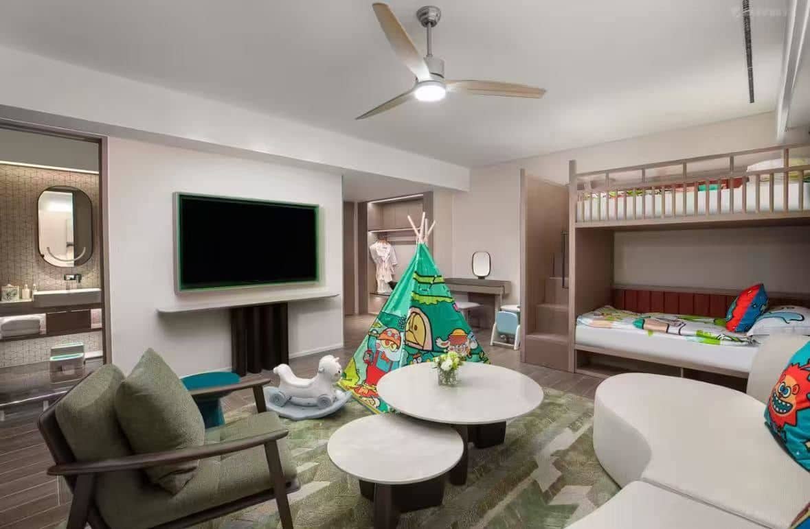 rooms-one-bedroom-suite-kids-theme-1-king+-1-bunk-bed
