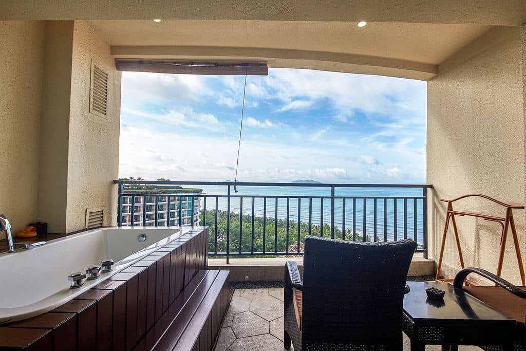 rooms-deluxe-ocean-view-suite