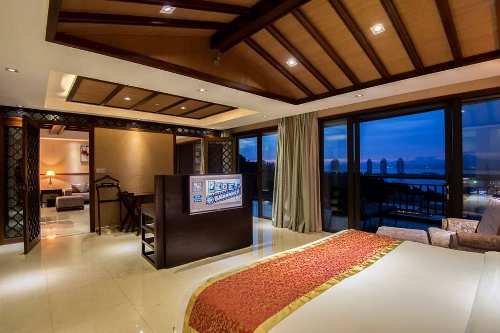 rooms-bright-1bedroom-suite-with-sea-view