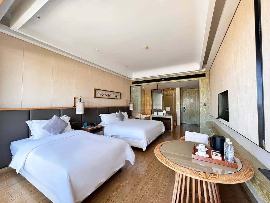 rooms-family-room-with-balcony