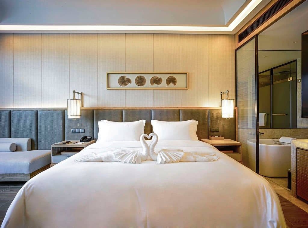 rooms-invincible-sea-view-room-king-bed