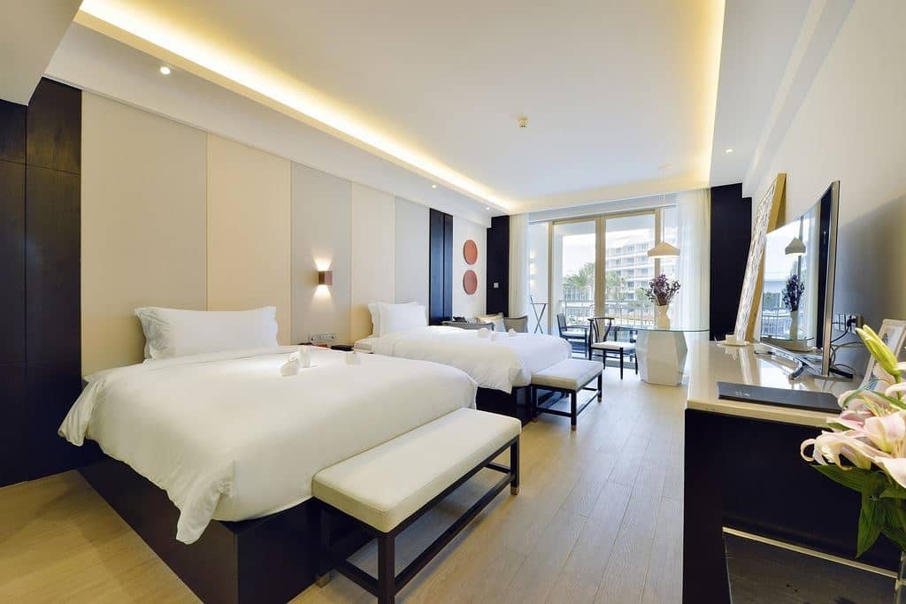 rooms-premier-pool-view-room