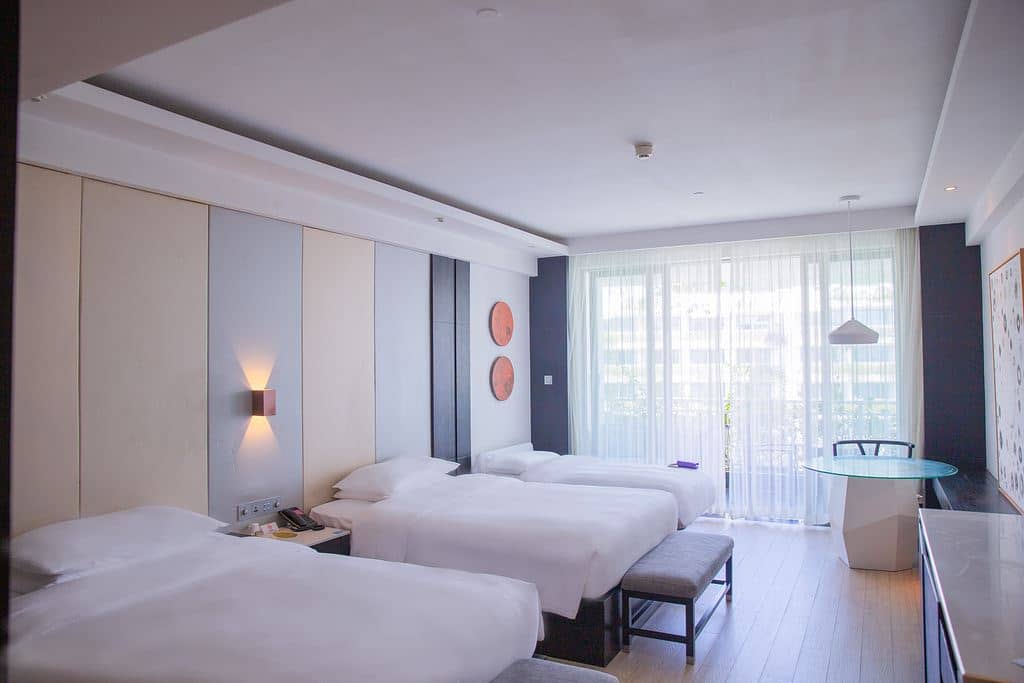 rooms-pool-view-family-room