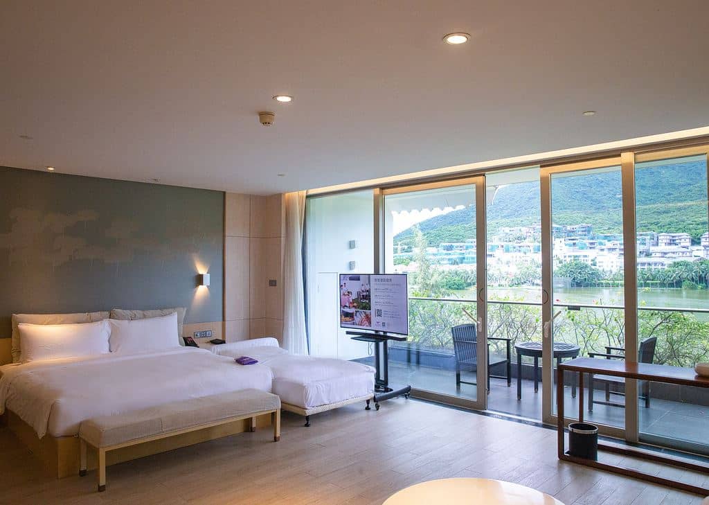 rooms-lake-view-family-room