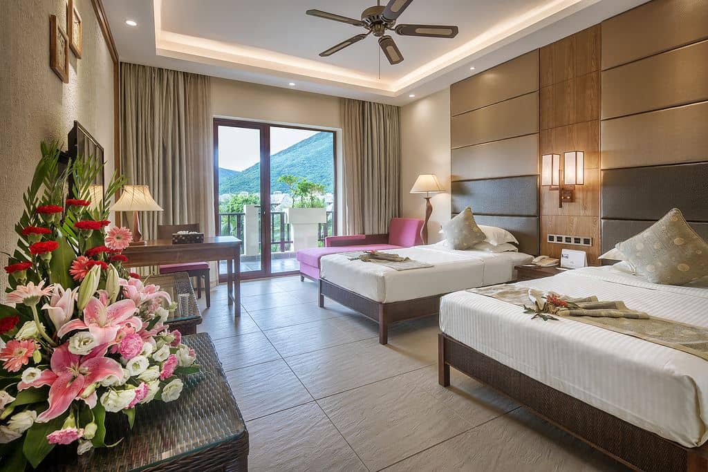 rooms-lake-view-room