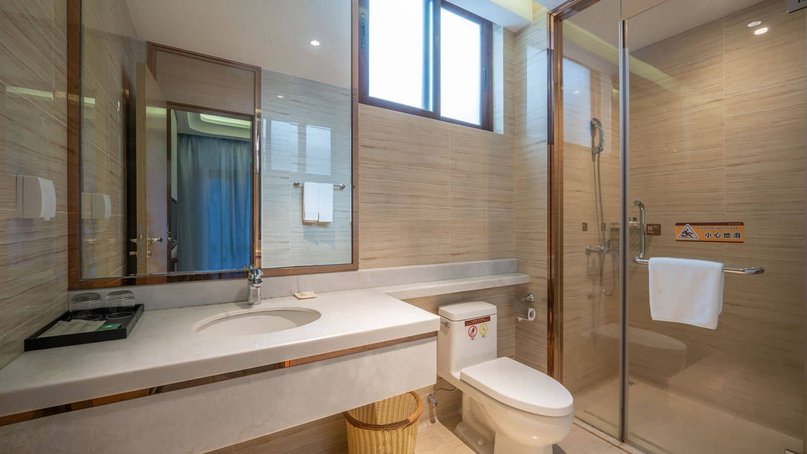 rooms-deluxe-two-rooms-suite