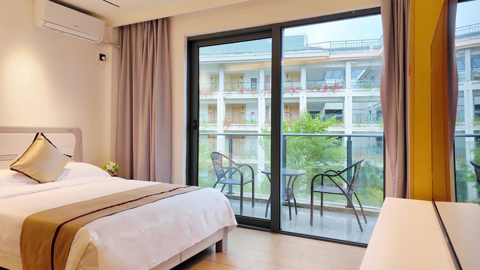 rooms-luxury-garden-view-twin-bedroom-suite