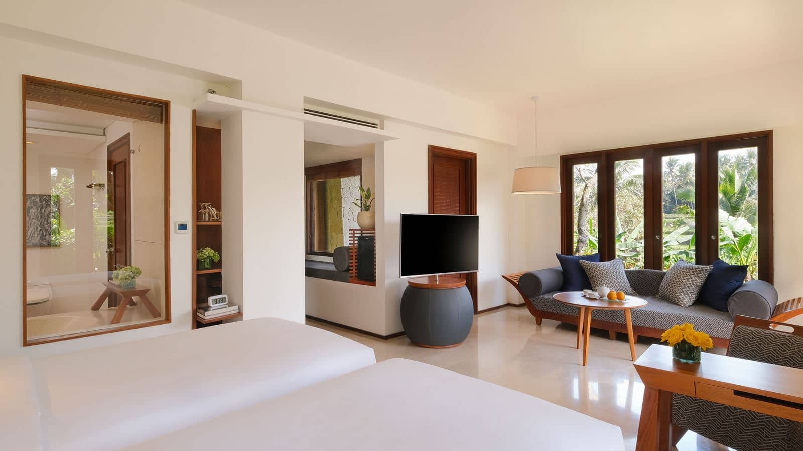 rooms-impresive-forest-corner-suite