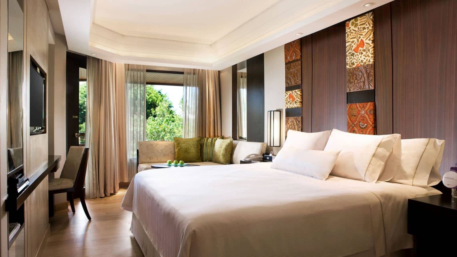 rooms-deluxe-pool-view