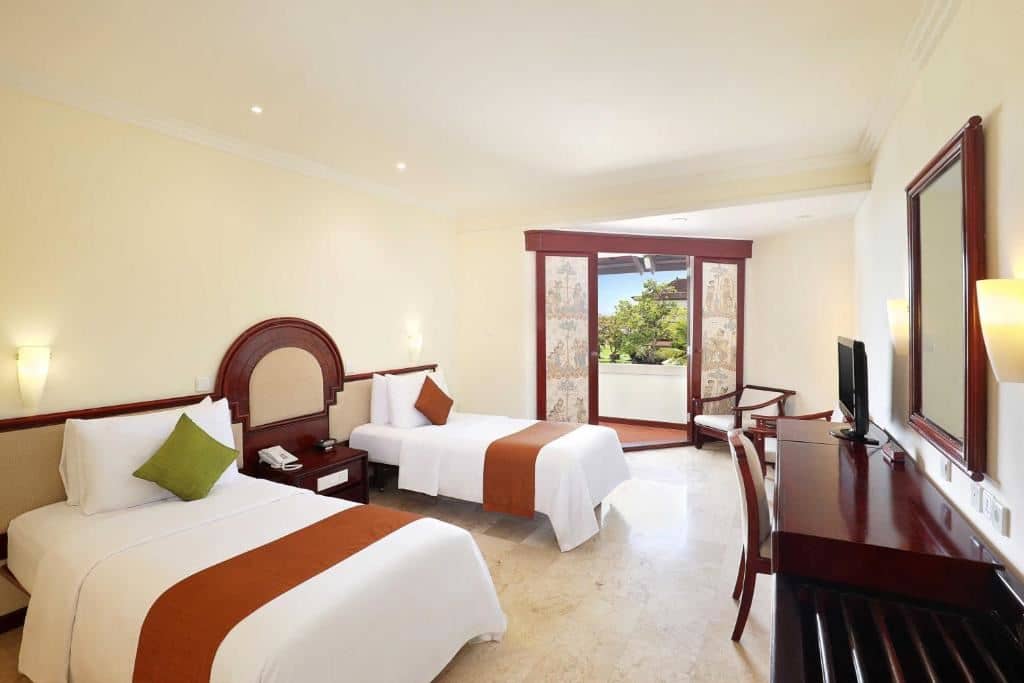 rooms-deluxe-pool-view