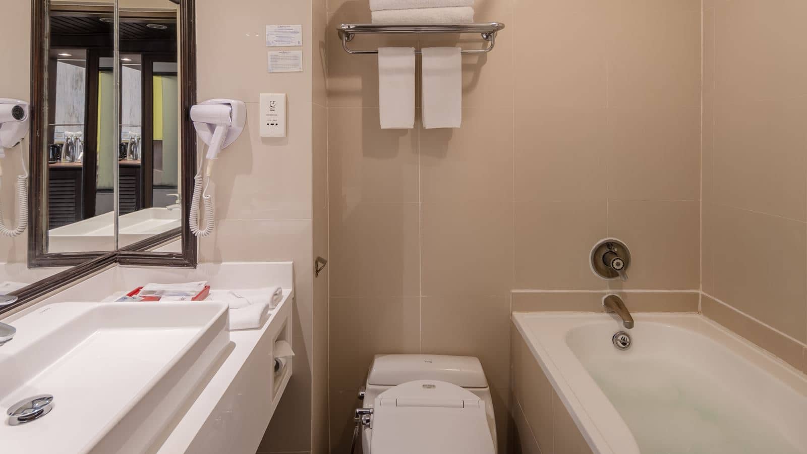 rooms-pool-access
