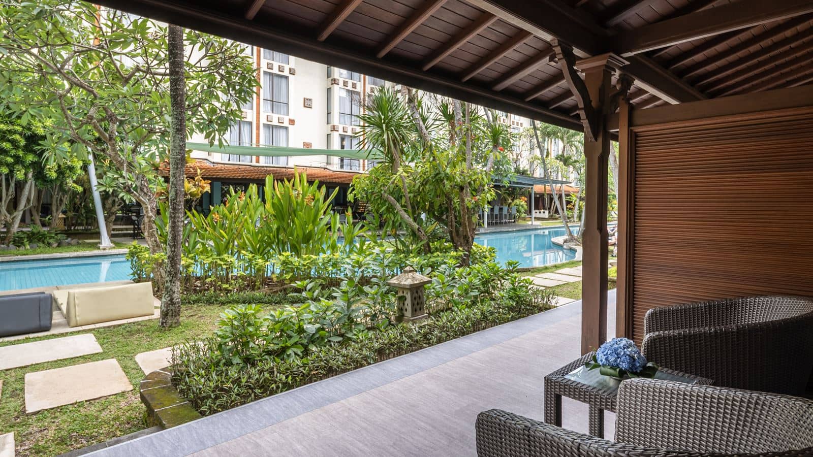 rooms-pool-access
