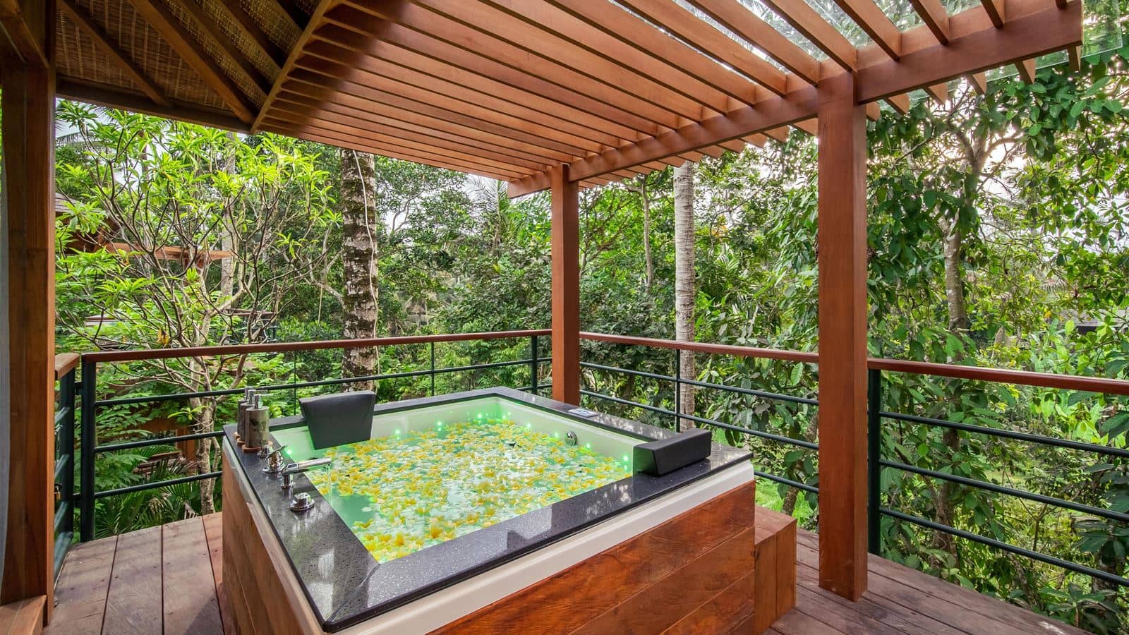 rooms-deluxe-suite-with-privare-hot-tub