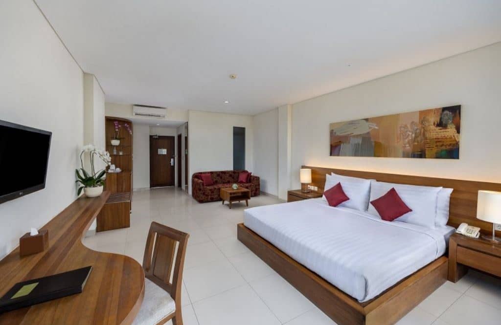 rooms-junior-suite-bacony-with-pool-view