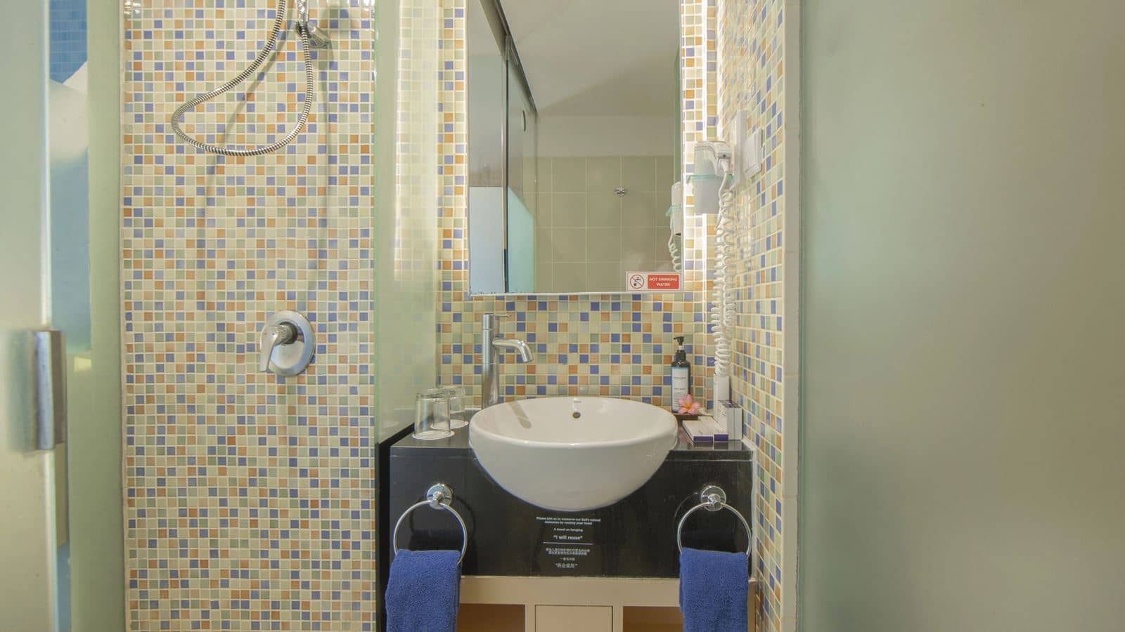 rooms-deluxe-balcony
