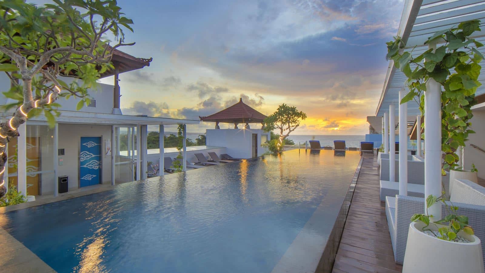 restaurants-skylight-rooftop-pool-and-bar