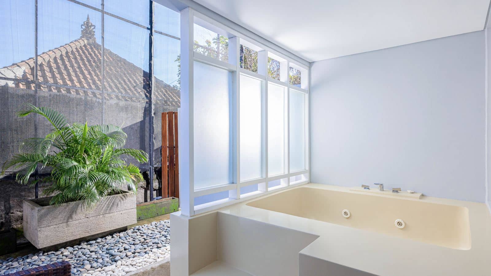 rooms-deluxe-garden-view-with-jacuzzi-king-bed
