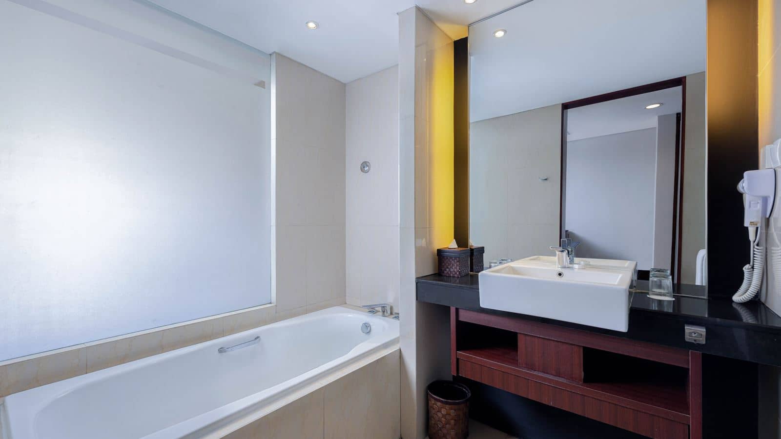 rooms-deluxe-pool-view