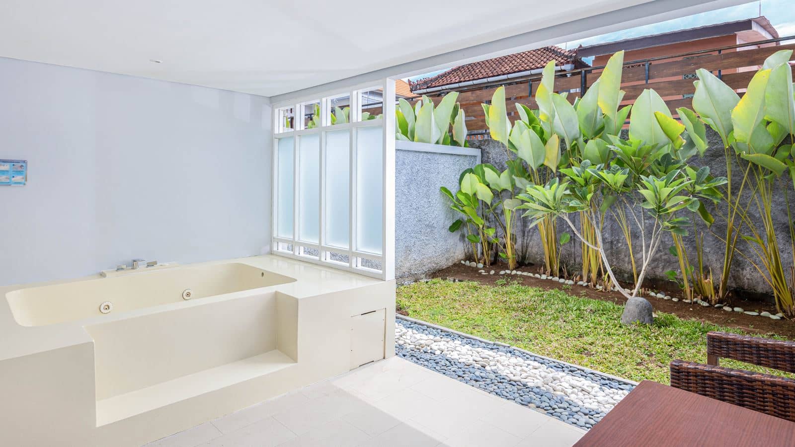 rooms-grand-deluxe-garden-view-with-jacuzzi-king-bed
