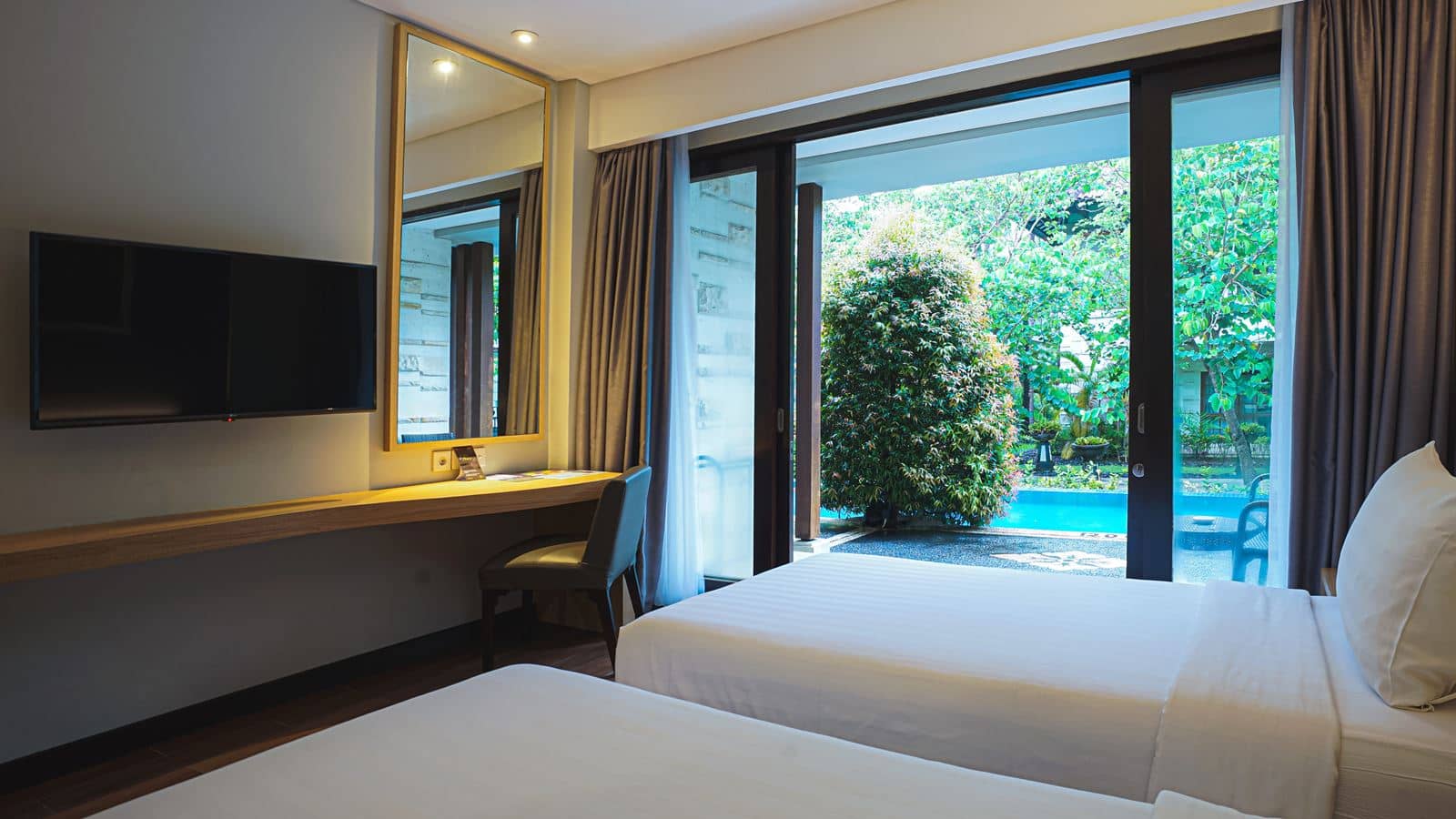 rooms-premier-pool-access